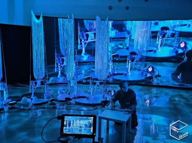 권병준 작가가 프리뷰 퍼포먼스를 진행하고 있다.