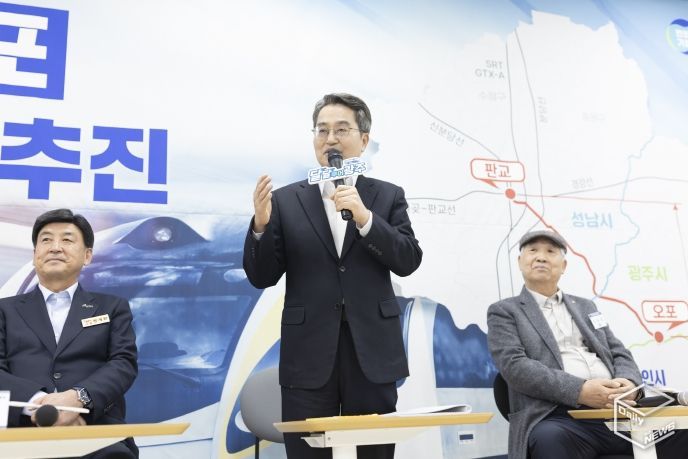 민생경제 현장투어에 나선 김동연 경기도지사가 16번째 방문지로 광주시를 찾아 경기 동남권의 교통혁신 사업인 ‘판교~오포 도시철도’의 신속한 추진 의지를 강조했다.