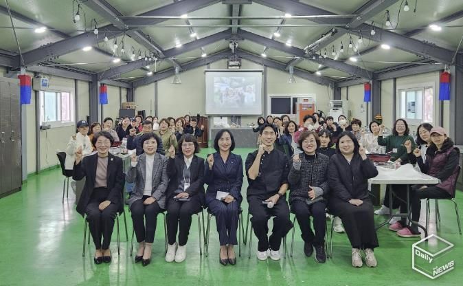 이선희 문화체육관광국장(맨 앞줄 가운데)이 지난 11일 상록수 된장마을 교육실에서 열린 ‘2025년 하반기 건강 저염장 아카데미’ 수료식에서 수료자들과 함께 기념촬영을 하고 있다.