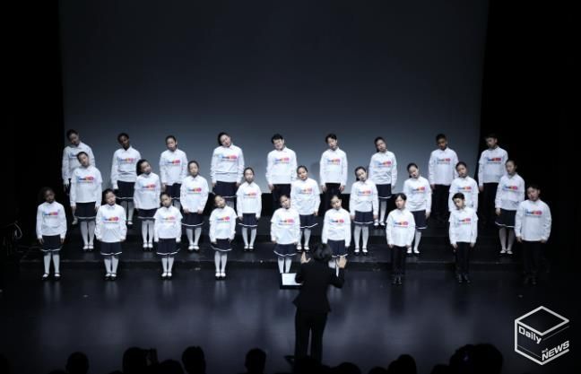 안산시 세계소년소녀합창단이 15일 소극장 보노마루에서 열린 ‘제15회 정기연주회’ 무대에서 합창을 하고 있다.