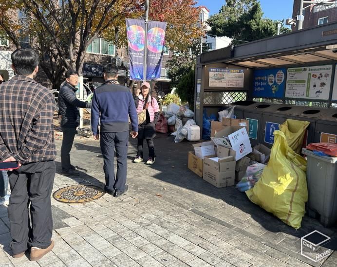수원시 관계자들이 16일 신풍동 에코스테이션을 점검하고 있다.