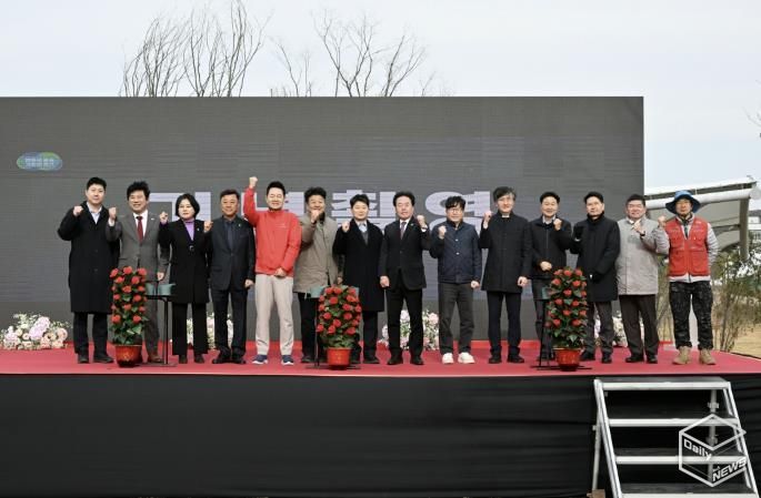 허남석 안산시 부시장(왼쪽 일곱번째)이 17일 ‘경기지방정원 새로숲 조성’ 착공식에서 참석자들과 함께 기념촬영을 하고 있다.