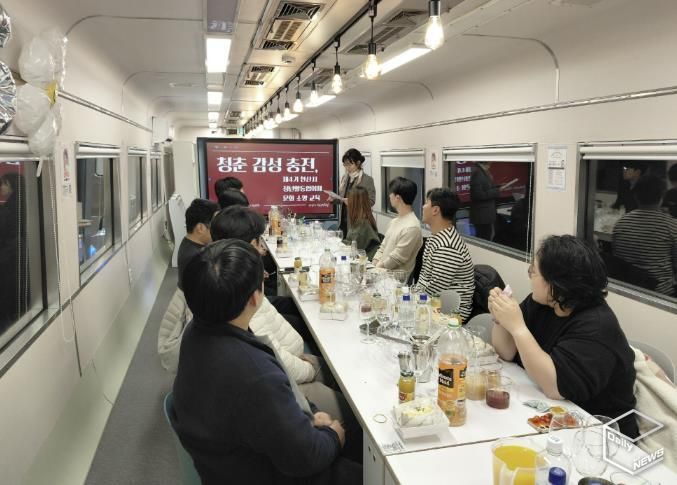 안산시 제4기 청년활동협의체 위원들이 17일 안산시 청년센터 상상스테이션에서 청춘 감성 충전 문화 교육을 받고 있다.