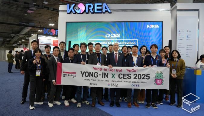 지난해 1월 7일 미국 라스베이거스에서 열린 CES 2025 용인시 단체관에서 이상일 시장과 용인 기업 관계자들이 기념 촬영을 하는 모습