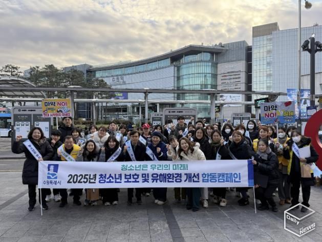 현근택 수원시 제2부시장(앞줄 왼쪽 5번째)과 유관기관 관계자들이 수원역 로데오거리 일원에서 청소년 보호 합동 캠페인을 하고 있다.