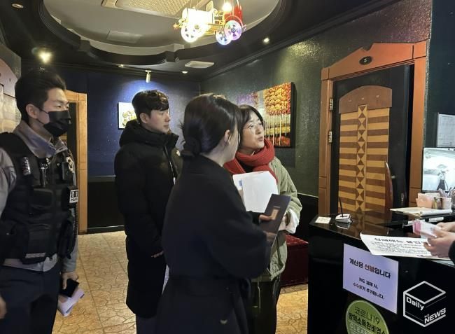 수원시와 유관기관 관계자들이 인계동 소재 유흥주점업소 대상으로 합동 점검을 하고 있다