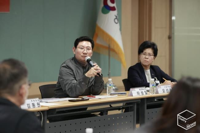 이상일 용인특례시장이 19일 기흥구청 다목적홀에서 ‘입주대표의회의 소통콘서트’를 열고 시민과 현안에 대해 이야기를 나누고 있다.