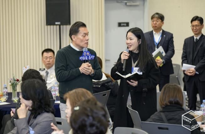 이재준 수원시장이 권선1동 새빛만남에서 시민의 의견을 듣고 있다.