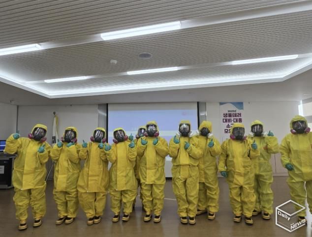 감염병 대응 실무자 등이 21일 단원보건소에서 진행된 ‘2025년 생물테러 대응 소규모 모의훈련’에서 개인 보호구를 착용하고 있다.