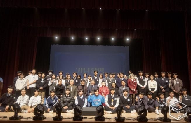 ‘2025년도 하반기 장학생의 날’ 참석자들이 함께하고 있다.