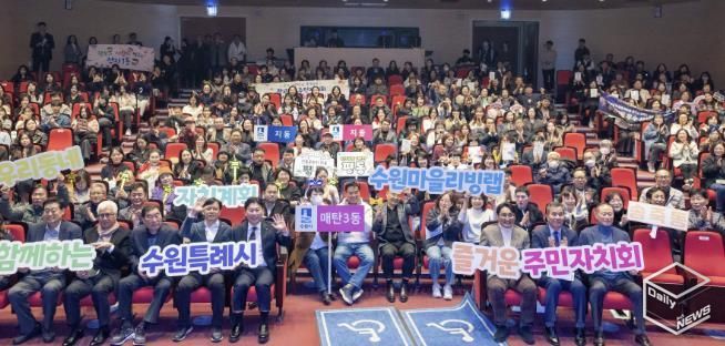 행사 참석자들이 단체 사진을 촬영하고 있다.