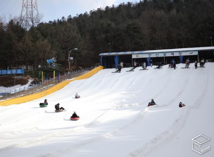 시민들이 안산 썰매장을 이용하고 있다.(사진=안산도시공사 제공)