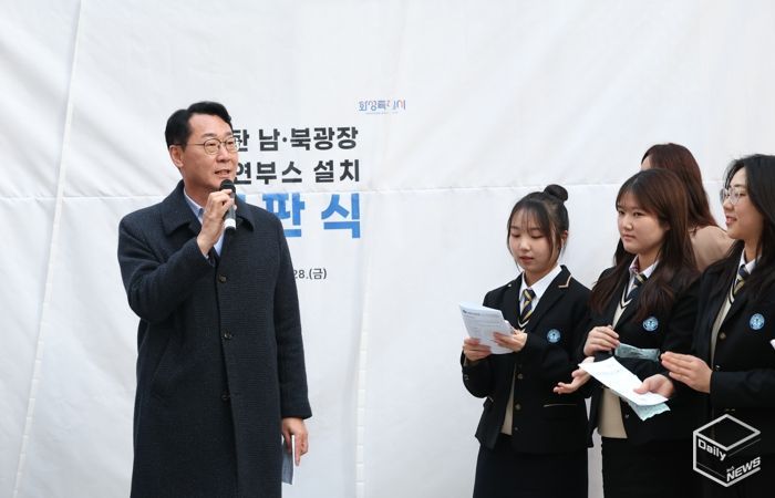 정명근 화성특례시장이 학생들과 흡연부스 설치에 따라 정화된 거리 환경에 대해 이야기 하고 있다