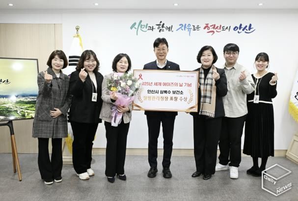 이민근 안산시장(사진 가운데)이 안산시 상록수보건소의 질병관리청장 표창을 축하하며 기념촬영을 하고 있다.