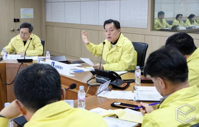 이재준 수원시장이 ‘2025~2026년 겨울철 도로 제설 대책 상황보고회’를 주재하고 있다.