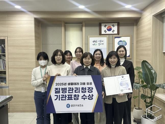 장안구보건소 관계자들이 기념사진을 촬영하고 있다