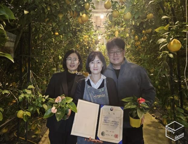 농촌진흥청 주최 '제21회 생활원예·치유농업 경진대회'서 우수상을 수상한 한수정 팜앤트리 대표(가운데)