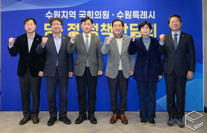 김승원(오른쪽부터)·백혜련 의원, 이재준 수원시장, 김영진·염태영·김준혁 의원이 함께하고 있다.