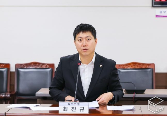 최찬규 의원이 지난달 25일 제300회 제2차 정례회 문화복지위원회에서 자신이 대표 발의한‘안산시 무장애 도시 조성 조례안’에 대해 설명하고 있다.