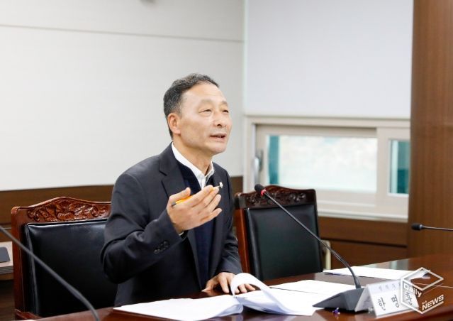 한명훈 의원이 지난달 25일 제300회 제2차 정례회 도시환경위원회에서 자신이 대표 발의한‘안산시 가로등 및 보안등 설치·관리 조례안’에 대해 설명하고 있다.