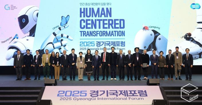 10일 오전 킨텍스 제2전시장에서 열린 2025 경기국제포럼에서 김동연 경기도지사가 개막대담을 마치고 주요 참석자들과 기념촬영을 하고있다.