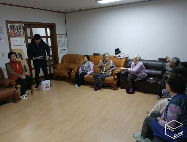 안산시 식품위생감시원이 관내 경로당 노인을 대상으로 허위·과대광고 피해 예방 순회 교육을 진행하고 있다.