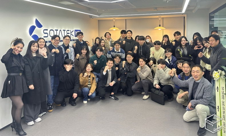 SotaTek Korea 확장 오피스에서 진행된 CEO 방문 기념 단체 사진