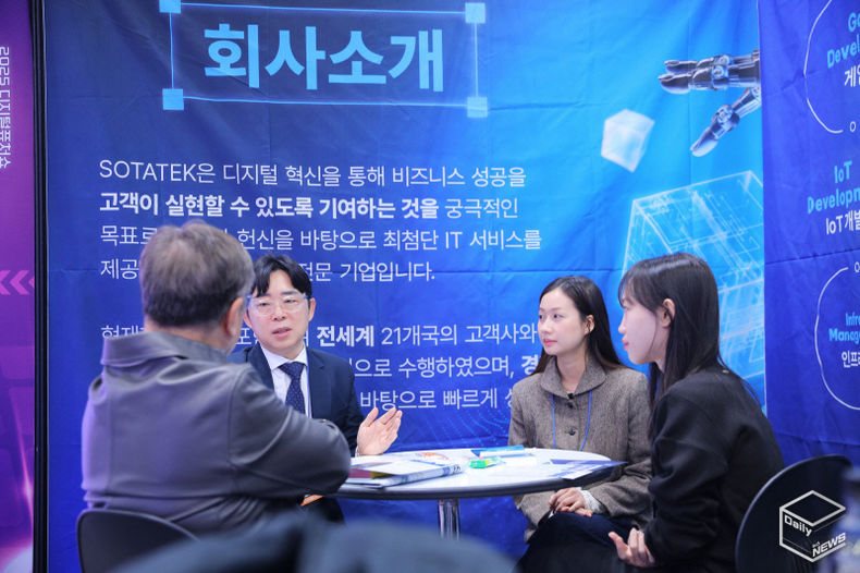 소타텍 코리아 멤버들이 디지털 퓨처쇼 2025 현장에서 업계 관계자들과 네트워킹하는 모습