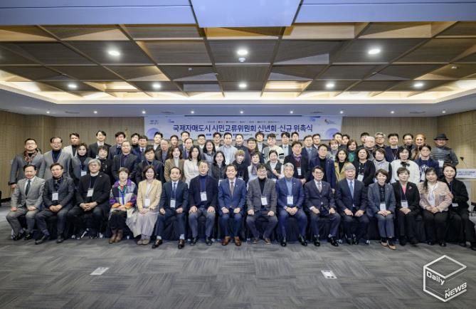 지난 1월 열린 ‘수원시 국제자매도시 시민교류위원회 신년회·신규 위촉식’에서 이재준 수원시장(앞줄 왼쪽 8번째)과 위원들이 함께하고 있다.