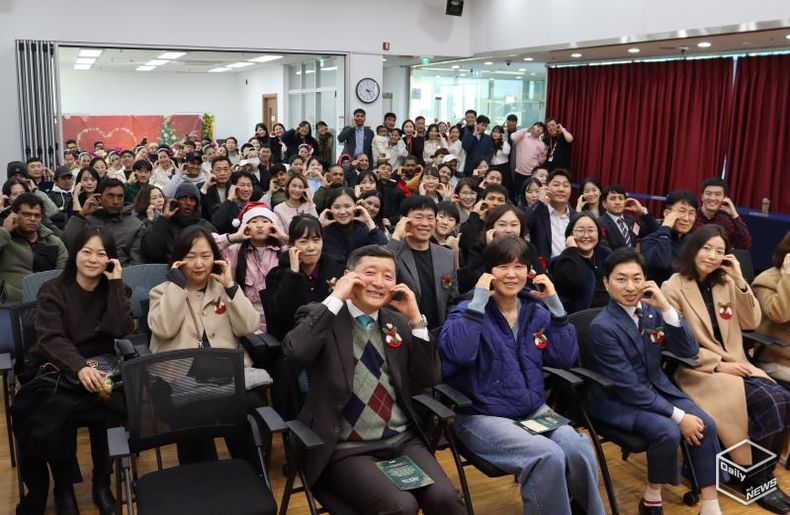 2025년 화성시외국인복지센터 사업보고회 기념 사진