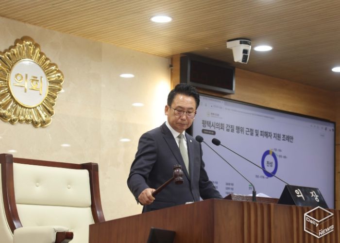 제259회 제2차 정례회 제2차 본회의에서 타봉하는 강정구의장