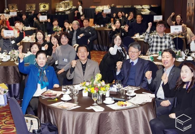 이재준 수원시장(가운데)과 참석자들이 함께하고 있다.
