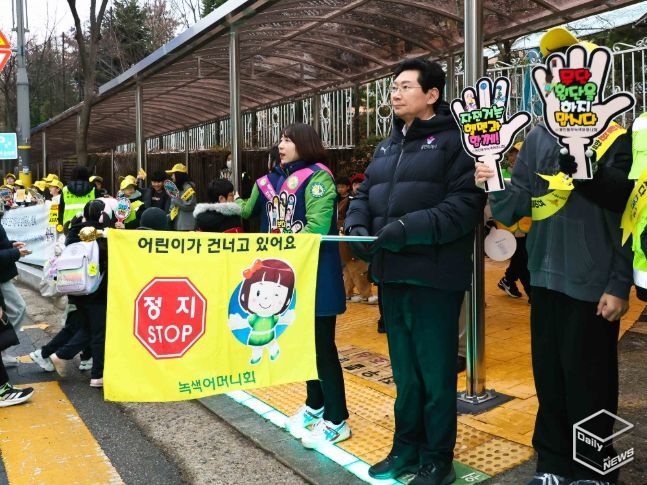 이상일 용인특례시장은 16일 기흥구 중일초에서 등굣길 교통지도 봉사와 함께 통학로 안전을 점검했다