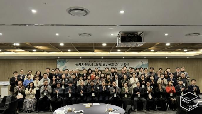 김현수 수원특례시 제1부시장과 국제자매도시 시민교류위원회 2기 위원들이 기념촬영을 하고 있다.