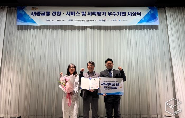 수원시 관계자들이 수상 후 기념촬영을 하고 있다.