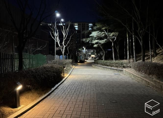 기흥구는 산양초등학교와 구갈중학교 후문의 보행자도로 보안등 등을 교체했다