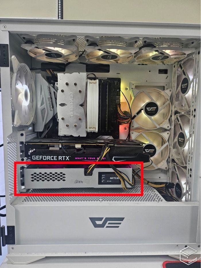 일반 데스트탑 컴퓨터에 SHA-256 알고리즘으로 채굴하는 비트코인 ASIC 기기가 장착된 모습