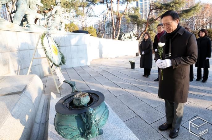 임태희 교육감 현충탑 참배 현장 사진