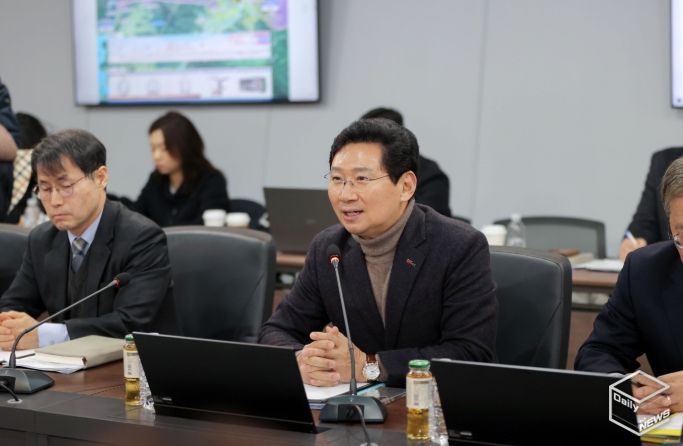 이상일 용인특례시장이 9일 처인구 원삼면에 있는 '용인반도체클러스터 일반산업단지' 현장에서 용인 반도체 프로젝트와 관련해 입장을 설명하고 있다