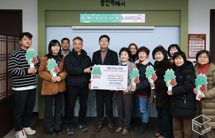 이상일 시장과 농업단체 관계자들이 23일 시청 시장실에서 성금 전달식을 마친 뒤 기념사진 촬영을 하고 있다.