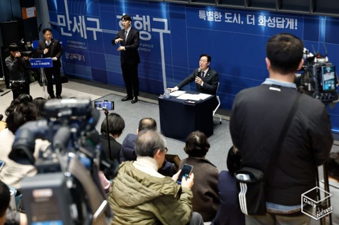 정명근 화성특례시장이 27일 열린 2026년 신년 기자회견에서 언론인과 질의응답을 하고 있다.