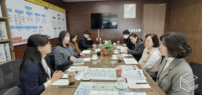 정영란 단원보건소장(오른쪽 첫번째)이 27일 단원보건소에서 안산의료복지사회적협동조합과 ‘새해 첫 업무 네트워크 구축 회의’를 진행하고 있다.