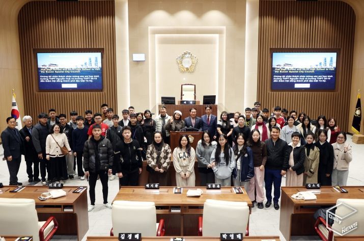 원특례시의회 본회의장에서 베트남 고등학생 의회 견학 단체 기념촬영