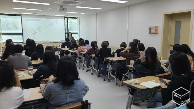 안산시에서 시민을 대상으로 폭력 예방 교육을 진행하고 있다.
