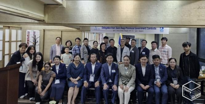 수원마을 출신 우수 졸업생과 국제교류센터 관계자들이 기념사진을 촬영하고 있다.