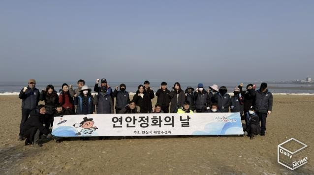 12일 대부도 방아머리해변에서 대부해양본부 직원 및 지역주민들이 연안 정화활동을 하고있다.