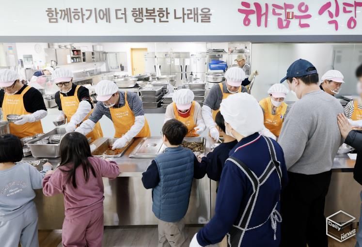 화성특례시의회 도시건설위원회 위원들이 나래울종합사회복지관에서 배식봉사를 하고 있다.