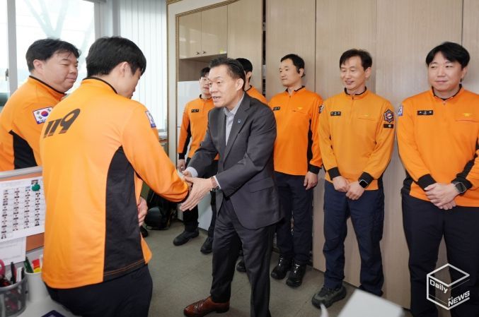 이재준 수원시장이 수원남부소방서 근무자들을 격려하고 있다.