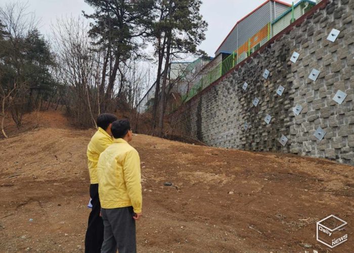 윤성진 화성특례시 제1부시장이 해빙기 급경사지 붕괴위험지역을 찾아 옹벽 상태를 점검하고 있다