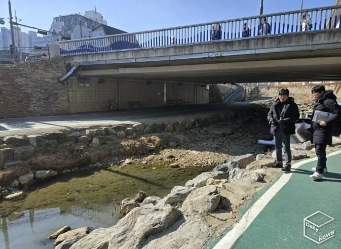 용인특례시 처인구가 경안천 주변을 점검하고, 보수가 필요한 부분과 시설을 확인하고 있다.